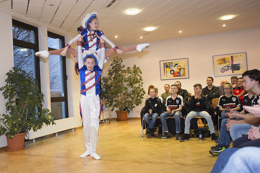 Das Juniorentanzpaar Daria Reinhold und Felix Jirowetz aus Hausen vom Karnevalsclub ROT-BLAU von 1954 e.V. Niederbreitbach gab bei den Ehrungen eine Kostprobe ihres Knnens. Fotos: Wolfgang Tischler