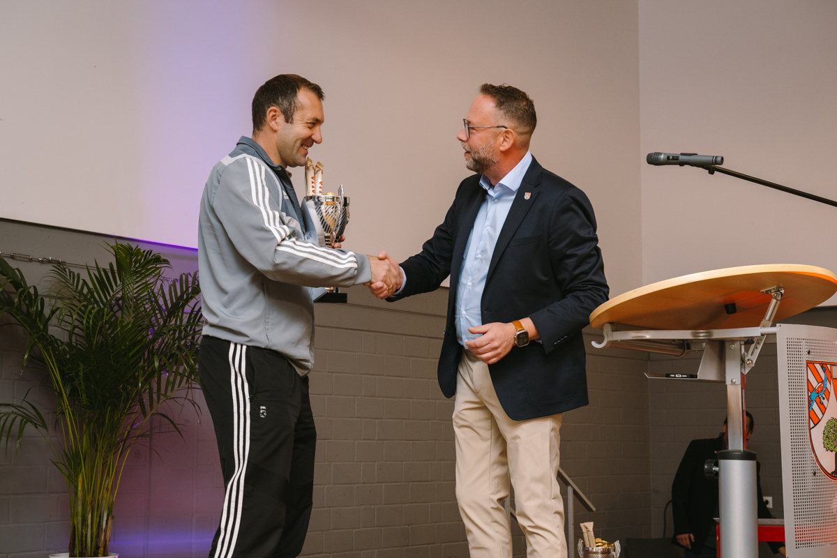 Sven Sch�r verlieh zahlreiche Urkunden und Pokale an strahlende Gesichter. Fotos: Art of Jane