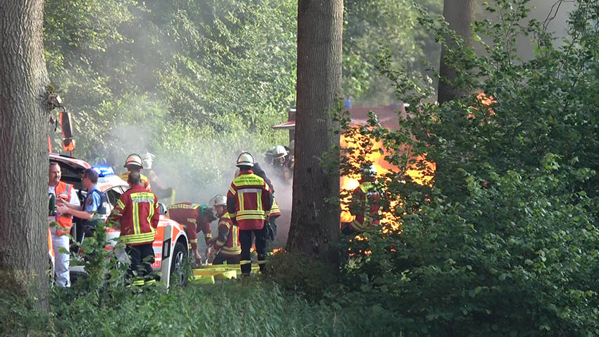 Sportwagen brennt nach Unfall bei Breitenau aus