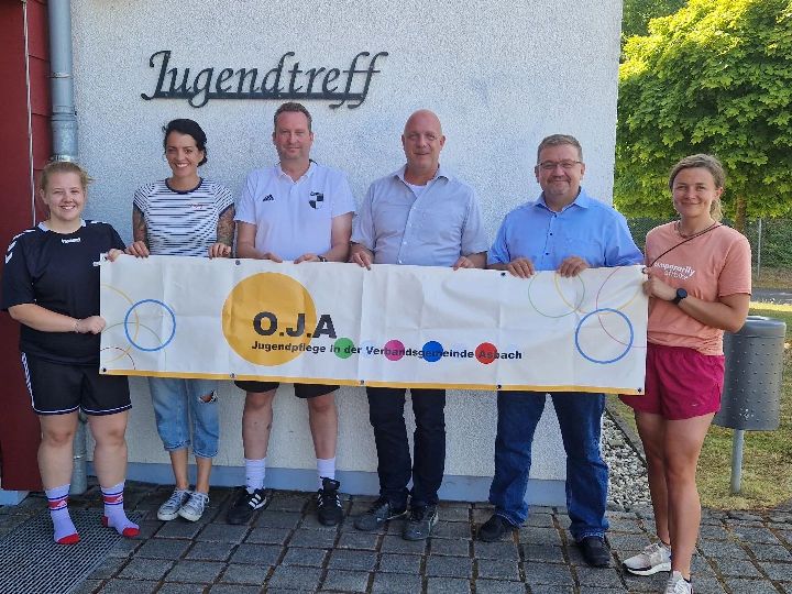 V.l.: Anna-Lena Dasbach (OJA Jugendpflege VG Asbach), Wilma Ehlers (JuLi Jugendpflege VG Linz), Dominic Pauls (SV Windhagen), Martin Buchholz (Ortsbrgermeister Windhagen), Markus Harf (Erster Beigeordneter VG Asbach), Jule Glser (OJA Jugendpflege VG Asbach). (Foto: privat)