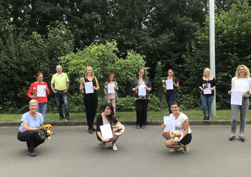 Die erfolgreichen Teilnehmerinnen der berufsbegleitenden Weiterbildung zur Sprachfrderkraft mit Kursleiterin Siglinde Czenkusch (vorne links). (Foto: Kreisvolkshochschule Altenkirchen) 