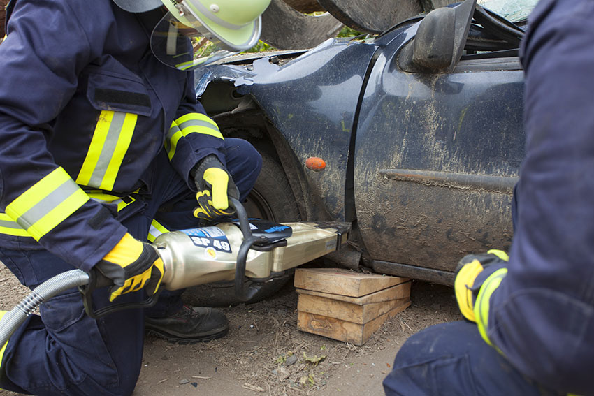 Bei schweren Unfllen muss oft die Feuerwehr Insassen befreien. Foto: Wolfgang Tischler