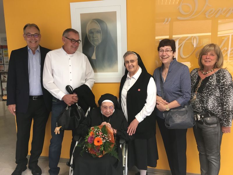 Ihren 100. Geburtstag feierte Schwester Silveria im Kreis ihrer Verwandten und der Schwestern des Ordens der Armen Dienstmgde Jesu Christi. Foto: Dernbacher Gruppe Katharina Kasper 2019