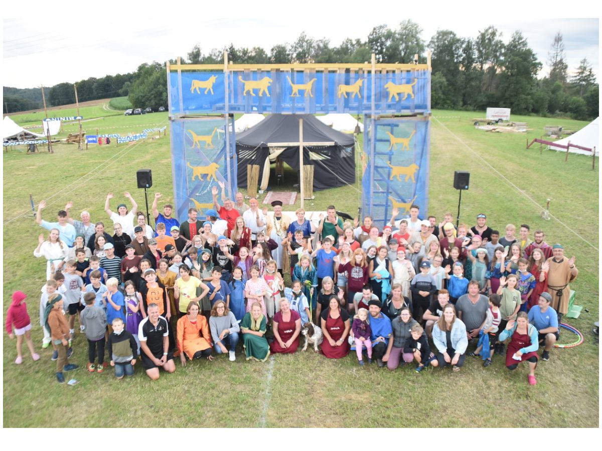 Die 130 Kinder des SOLA der EFG Kirchen tauchten in das Leben am persischen Knigshof auf einer Wiese beim Hof Linden (Elkhausen) ein. (Foto: SOLA)