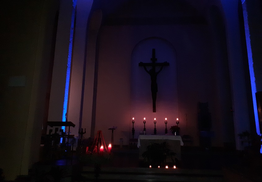 Chorraum der Pfarrkirche St. Jakobus Altenkirchen zur Adventszeit (Foto: Thorsten Schmehr)