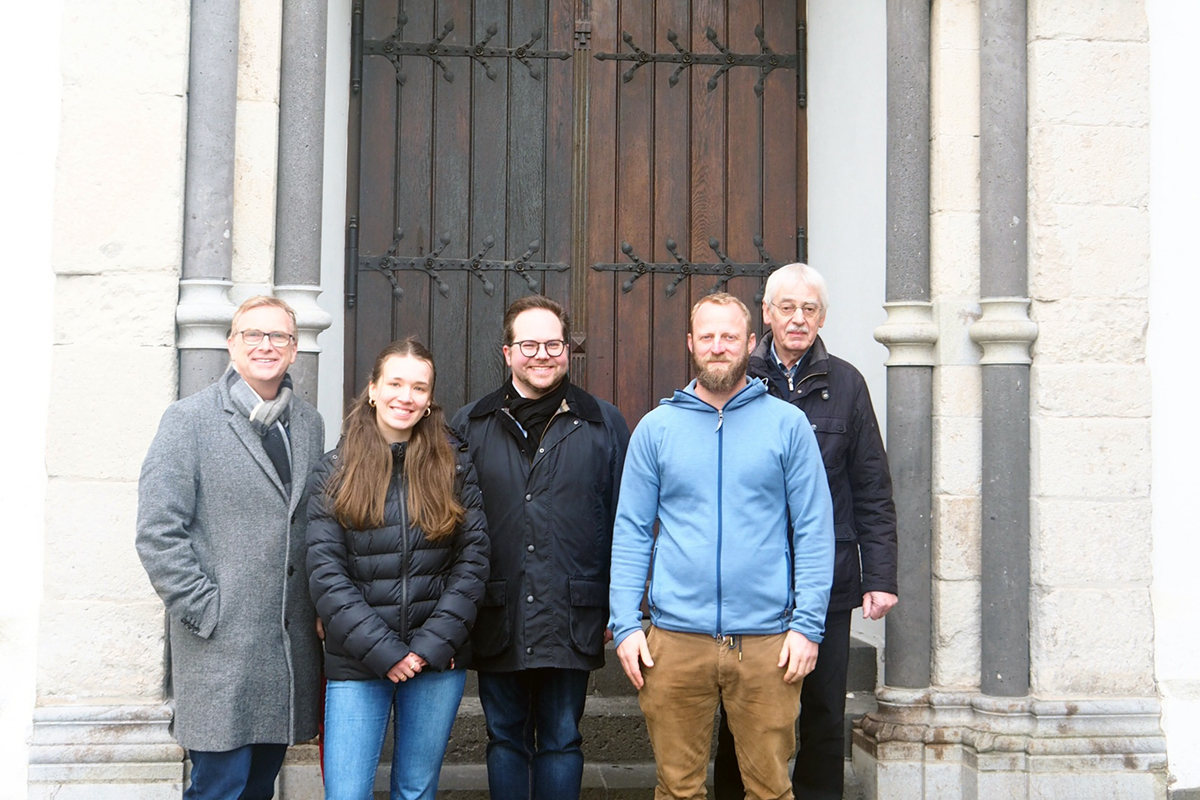 Von links: Werner Pr�mm, Thea Boos, Erster Kreisbeigeordneter Pascal Badziong, Matthias Laumayer und Michael Syr� begutachteten historische Besonderheiten der Kirchen St. Medard. Fotos: T. Artzdorf/Stadt Bendorf
