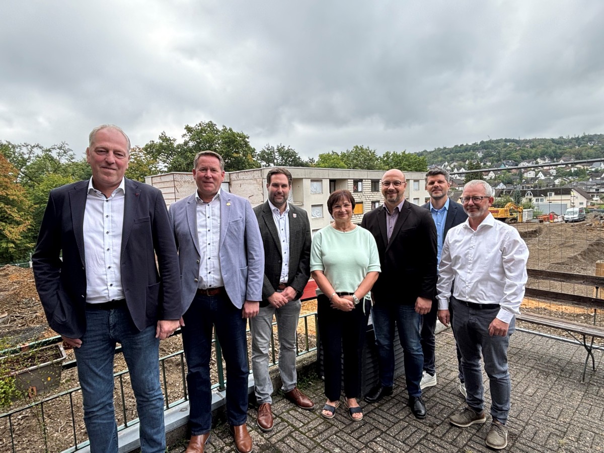Michael Becher (Wirtschaftsfrderer), Joachim Brenner (Brgermeister), Johannes Behner (Stadtbrgermeister), Mechele Klein (Einrichtungsleiterin), Kevin Preu (knftiger Einrichtungsleiter), Daniel Blaufu (Geschftsleiter), Andreas Helsper (Architekt) (Foto: Verbandsgemeindeverwaltung Betzdorf-Gebhardshain/Jennifer Patt)