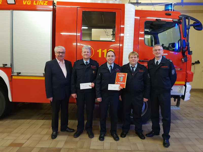 Nach der Verabschiedung in die Alterswehr und Ehrung fr 25 Jahre Dienst in der Feuerwehr (v.l.) Ortsbrgermeister Willi Knopp, Manfred Ehrenberg, Wehrfhrer Tobias Schaarschmidt, stellv. Wehrfhrer Christoph Schwappacher, stellv. Wehrleiter Christoph Teuner. Foto: Privat