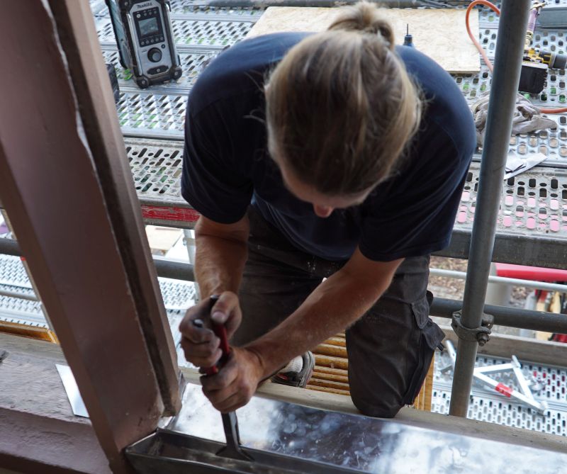 Viel Detailarbeit war von den Mitarbeitern der Bleiglaserei Kutzner aus Leipzig gefragt, die die Fenster-Restaurierung der Laurentiuskirche in Nentershausen vornahmen. Fotos: Alfred Lenz/Kirchengemeinde Nentershausen