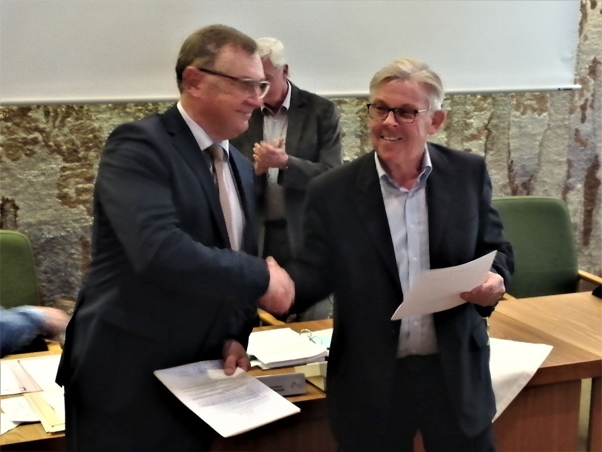 Altenkirchen: Ralf Lindenptz wurde als neuer Stadtbrgermeister vereidigt