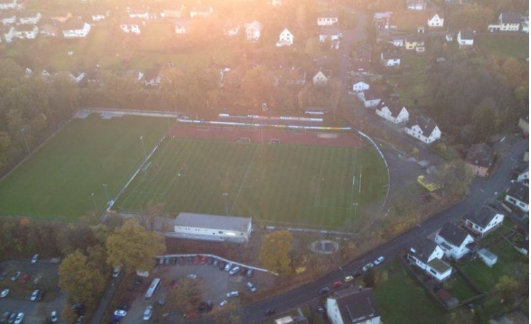 Das Stadion auf dem Bhl aus der Vogelperspektive gesehen. (Foto: SG 06 Betzdorf/<a href=https://www.facebook.com/sg06betzdorf/ target=_blank>Facebook</a>)