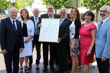 Mit groer Freude nahm Stadtbrgermeister Walter Strunk die Urkunde zur Ernennung der Stadt Daaden von Minister Roger Lewentz entgegen. Fotos: anna