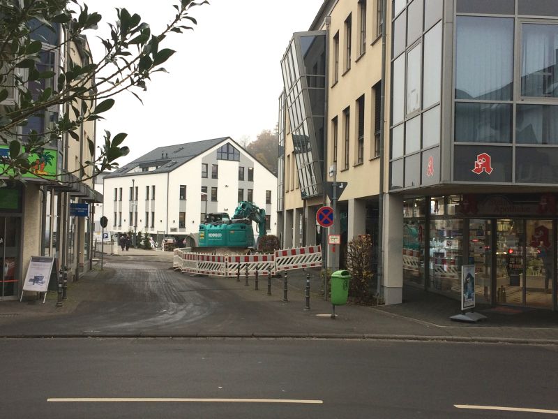 Die Stadtbachsanierung am Gerberhof steht vor dem Abschluss. Allerdings muss die Einmndung Steinweg  Stichstrae Steinweg (zwischen Apotheke und Bioladen) fr den Fahrzeugverkehr gesperrt werden. (Foto: Stadt Montabaur)