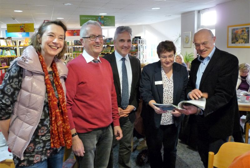 In der Stadtbibliothek mit dabei waren (v.l.) Dorothea Neitzel vom LBZ, Gerd Frink, Erster Stadtbeigeordneter, Dr. Kai-Michael Sprenger, Referent im Ministerium fr Wissenschaft, Weiterbildung und Kultur, Klaudia Zude, Leiterin der Stadtbibliothek Montabaur, und Gnter Pflaum, stv. Leiter des LBZ. (Bild: Stadt Montabaur / Jutta Klckner)