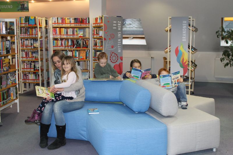 Ein buntes Lesesofa bildet den Mittelpunkt des neu gestalteten Bereichs fr und Kinder- und Jugendliteratur sowie fr Belletristik in der Stadtbibliothek Montabaur. Foto: privat