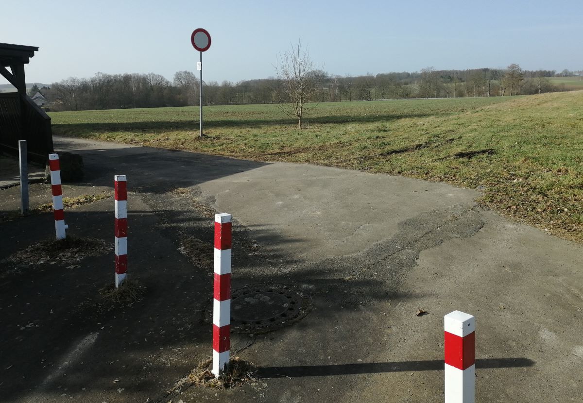 Das "Feld" zwischen Umgehungsstraße und aktueller Wohnbebauung parallel zum Leuzbacher Weg könnte ein neues Baugebiet in Altenkirchen werden. (Foto: vh)