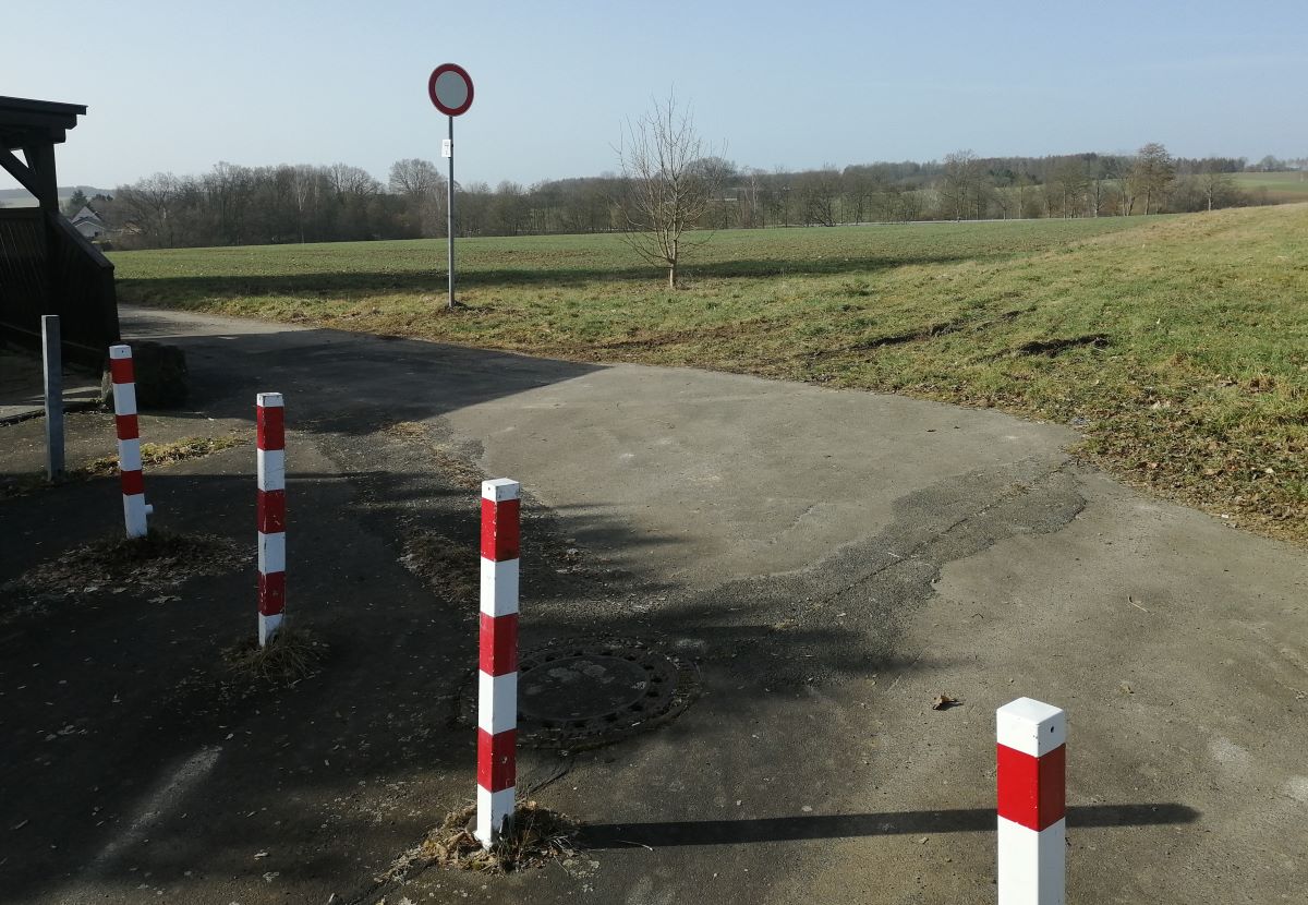 Das "Feld" zwischen Umgehungsstrae und aktueller Wohnbebauung parallel zum Leuzbacher Weg knnte ein neues Baugebiet in Altenkirchen werden. (Foto: vh)