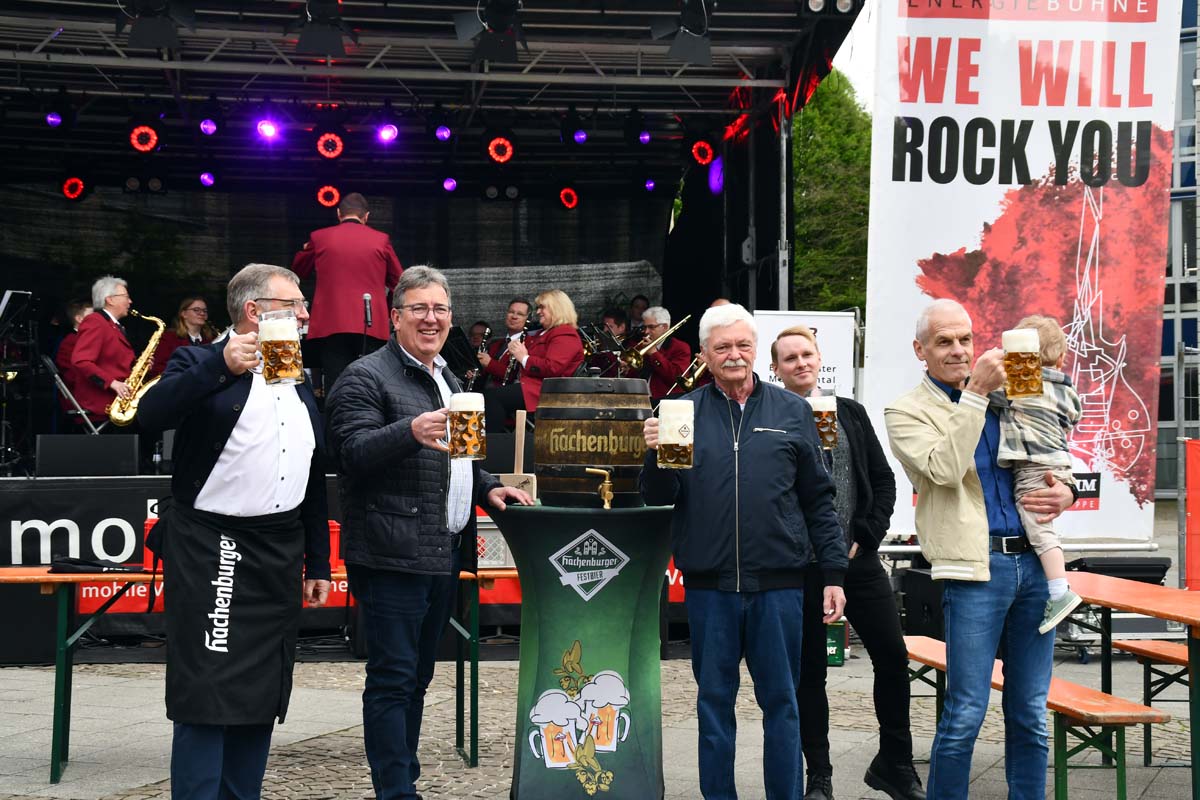 Traditionelle Erffnung beim Stadtfest Altenkirchen - Der Fassanstich wurde bejubelt