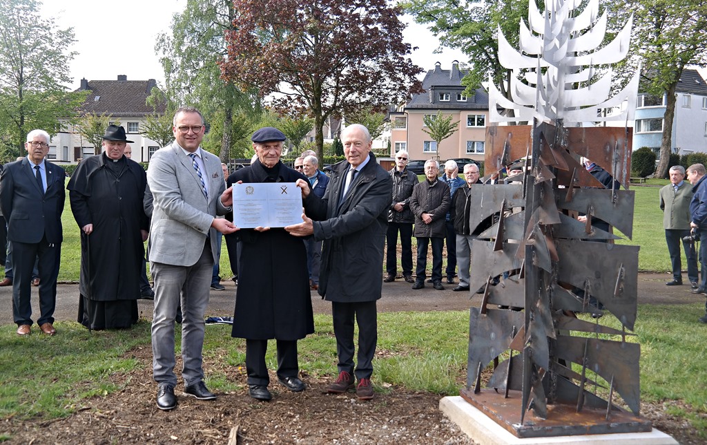 Berno Neuhoff, Arnold Morkramer und Michel Picard bei der bergabe der Skulptur "Unheilvolle Kriege und beginnende Freundschaft". (Foto: Regina Steinhauer)