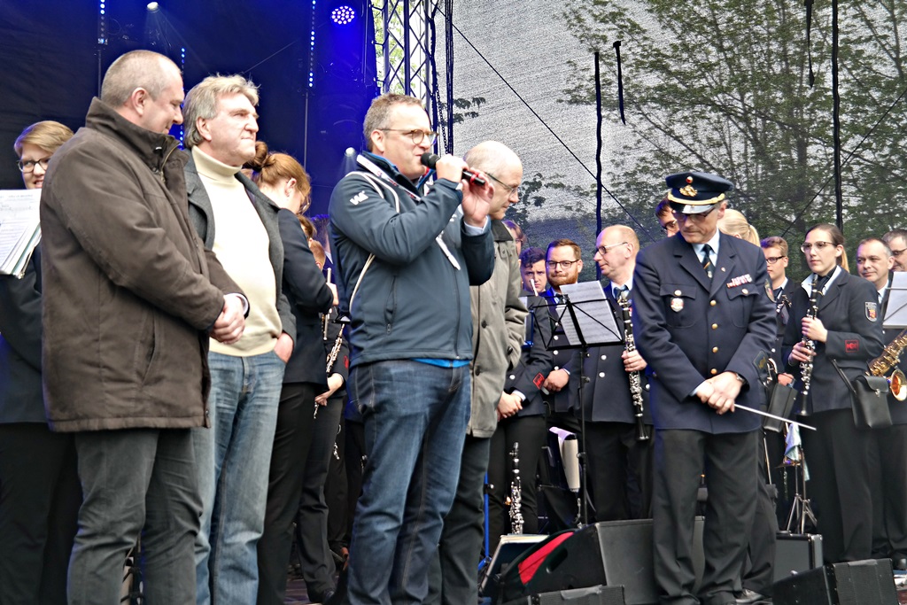 Berno Neuhoff mit den Vertretern der Partnerstdte Krapkowice, Letchworth und Chagny. (Fotos: Regina Steinhauer)