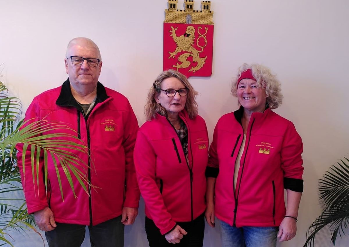 Rot gewandet als Stadtfhrer zu erkennen (von links): Gnter Imhuser, Cornelia Schneider und Claudia Zey. (Foto: Stadtverwaltung Altenkirchen)