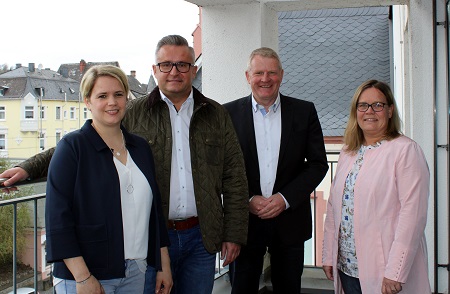 Hier lsst es sich aushalten: Brgermeister Bernd Brato, Stadthallen- und Citymanagerin Silke Gldner (rechts) und Julia Wisser, Fachbereich Zentrale Dienste, haben die Thekenanlage in der neuen Stadthalle in Beschlag genommen. Foto: Nadine Buderath