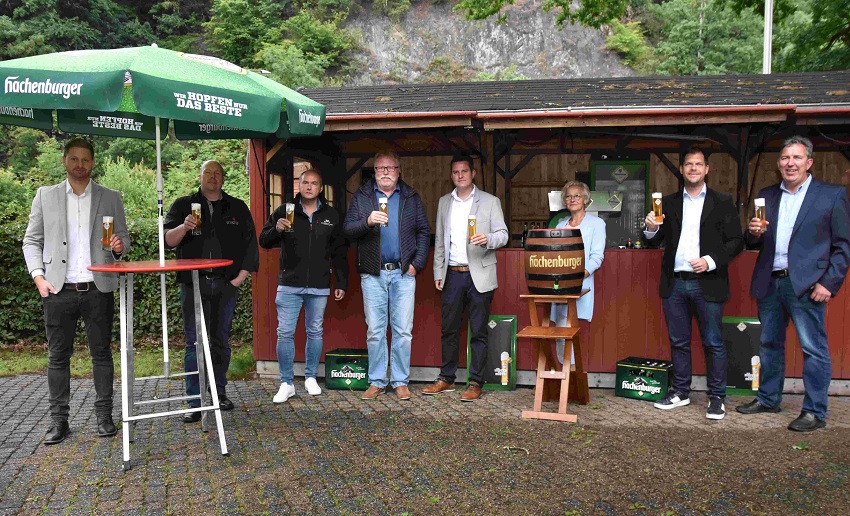 An der Ausgabehtte im Biergarten, der nun ffnen wird, stellten sich Benjamin Geldsetzer (5. von links) und Christoph Dber (4. von links) mit den weiteren Teilnehmern am Pressegesprch auf. Foto: (tt)