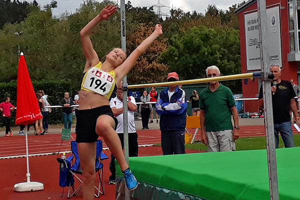 Marie Bckmann wird  mit bersprungenen 1, 52 m Bezirksmeisterin.