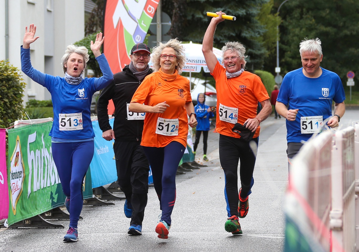 Die Staffel des TuS Bonefeld begeistert im Ziel des StaffelMarathon 2019. (Foto: VfL Waldbreitbach)