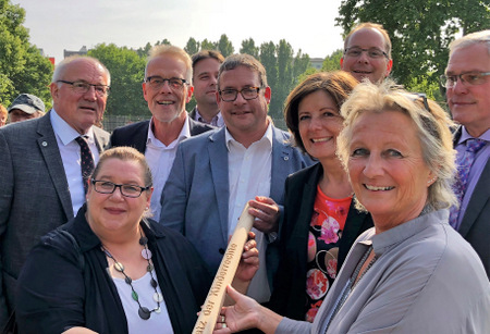 Das Staffelholz bleibt in Bewegung: Der nchste Platz der Kinderrechte wird in Bad Kreuznach eingeweiht, Petra Neumann vom Kinderschutzbund (vorne links) nimmt das Symbol strahlend entgegen  gute Wnsche geben viele mit auf den Weg (v. r.): Hhr-Grenzhausens Stadtbrgermeister Michael Thiesen, die Mainzer DKSB-Vorsitzende Irene Alt, Ministerprsidentin Malu Dreyer, der DKSB-Landesvorsitzende Christian Zainhofer, sein Stellvertreter Joachim Trk aus Hhr-Grenzhausen und der Prsident des DKSB-Bundesverbandes, Heinz Hilgers. (Foto: Kinderschutzbund) 