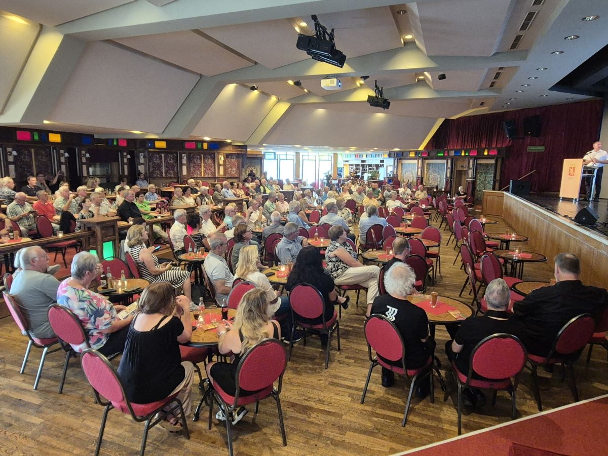 Wiedererffnung der Altenkirchener Stadthalle: Ambiente fast wie im "Spiegelzelt