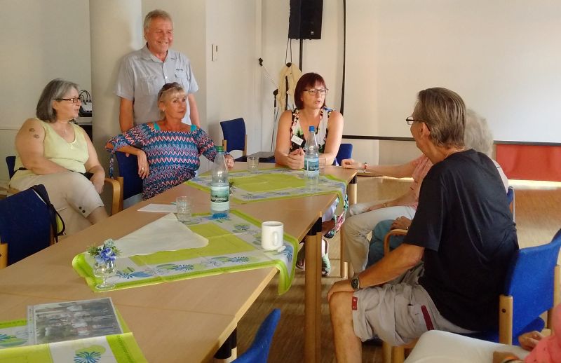 Sabine Birkenbach (Bildmitte) im Gesprch mit den Teilnehmern des Stammtisches des VdK Ortsverband Heddesdorf. Foto:  Martina Beate Jakoby