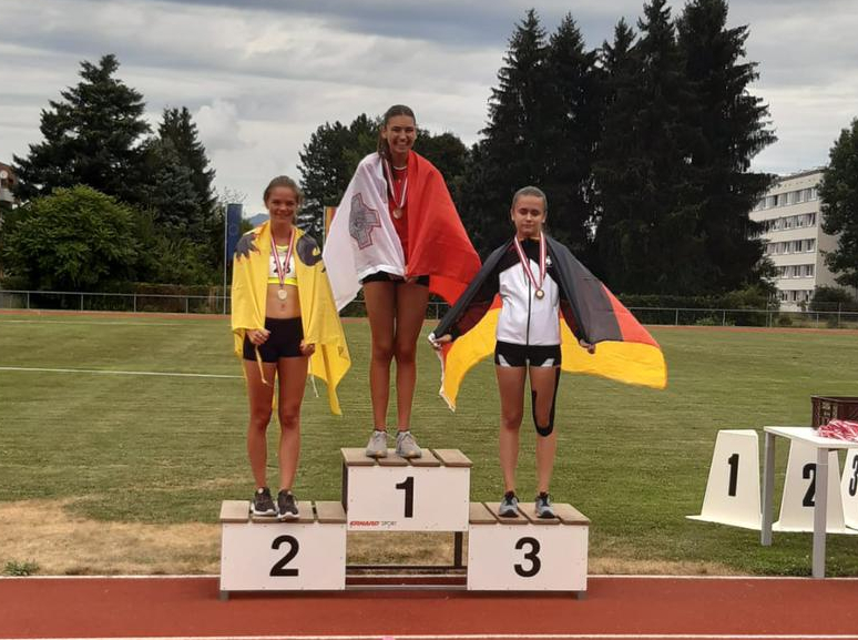 Zwei Medaillen fr Deutschland: Hannah Stampfl (auf dem Siegepodium rechts) trumpfte in Klagenfurt bei der "DJK-Weltmeisterschaft" auf. (Foto: LG Rhein-Wied)