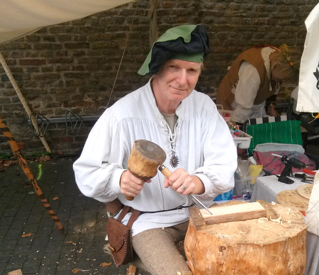 Wie zu Raiffeisens Zeiten zeigen Handwerker ihre Fertigkeiten auf dem Bauernmarkt am Pfingstwochenende in Hamm. (Foto: Veranstalter) 