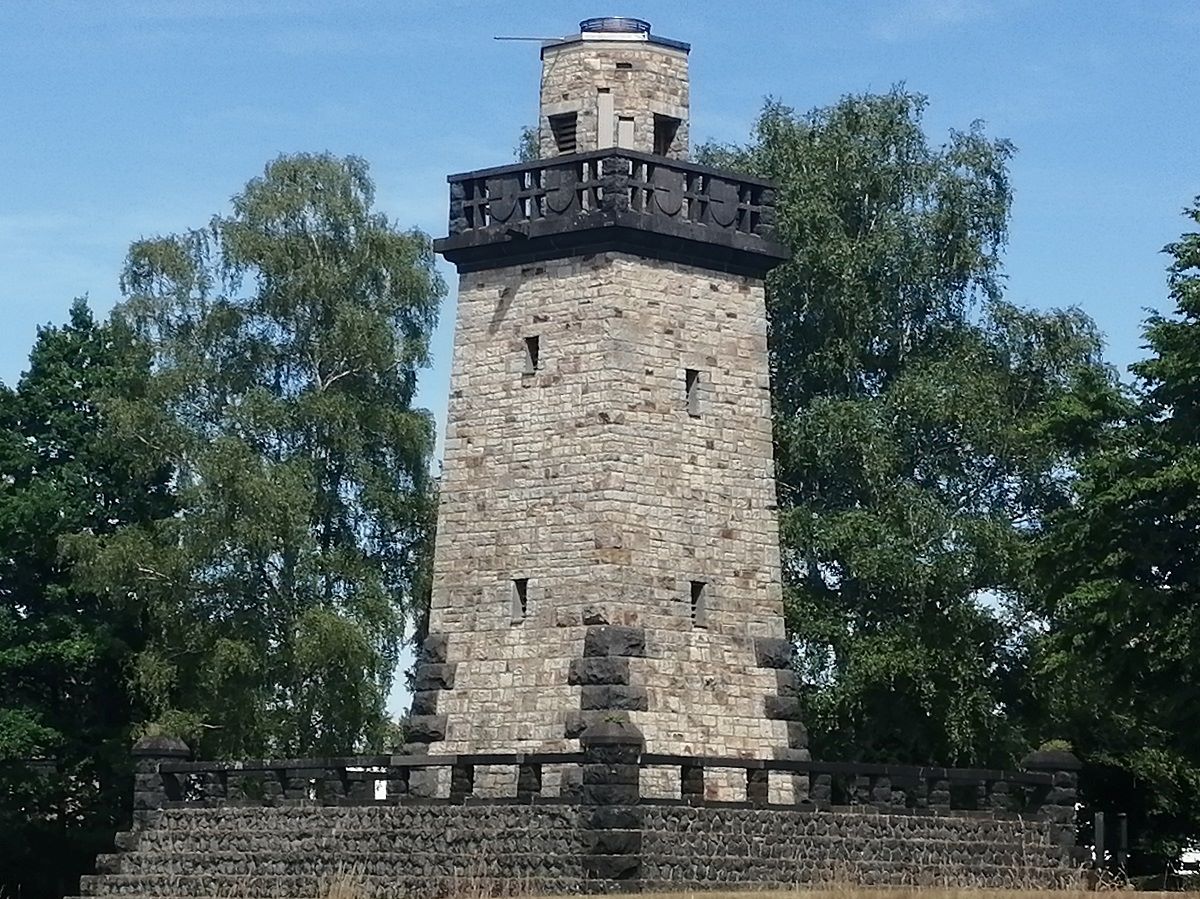 Zu Lasten der Stadt werden in Zukunft die Kosten gehen, die fr die Anstrahlung des Bismarckturms anfallen. (Foto: vh)
