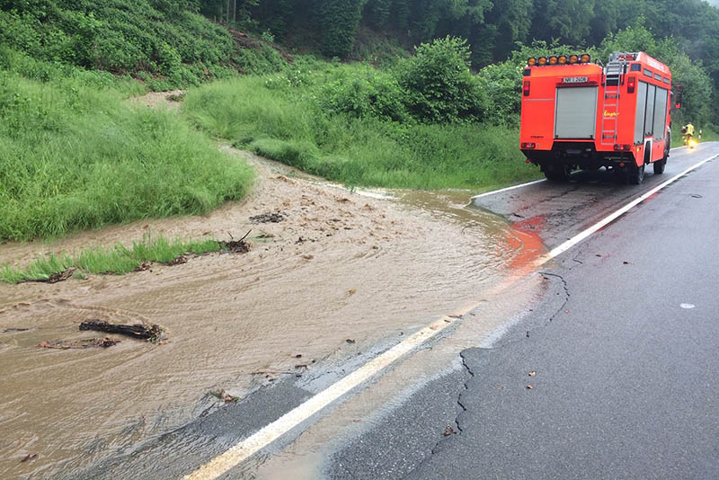 Aus Wegen knnen reiende Flsse werden. Foto: Feuerwehr VG Asbach