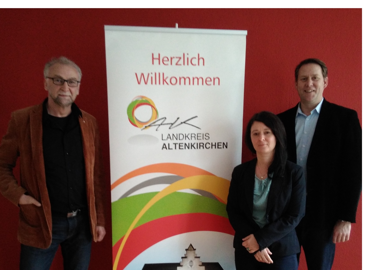 Bernd Kohnen (von der Kreisvolkshochschule Altenkirchen), Andrea Rohrbach und Joachim Brenner (Referatsleiter) untersttzen das gemeinsame Projekt "Kommunale Bildungskoordination fr Neuzugewanderte" des Bundesministeriums fr Bildung und Forschung. Foto: Kreisverwaltung