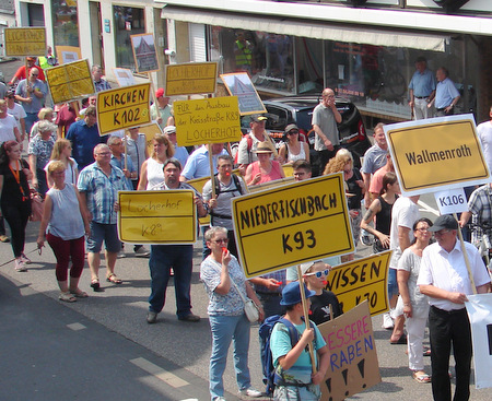 Viele waren nach Niederfischbach gekommen unter dem Motto Auf die Strae  fr bessere Straen!. Die Veranstalter sprachen von ber 2.000 Teilnehmern am Demonstrationszug von der Industriestrae bis zum Brgerpark. (Foto: as) 