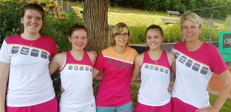 Gro war die Freude bei den Damen  des TC Steimel (D-Klasse) ber den Gewinn der Meisterschaft. v.l.n.r.: Jil Dreidoppel, Ayleen Herder, Laura Schuh, Carlotta Neitzert, Jennifer Maasch. Auf dem Foto fehlt  Seniorenspielerin Rita Wildermann. Foto: TC Steimel