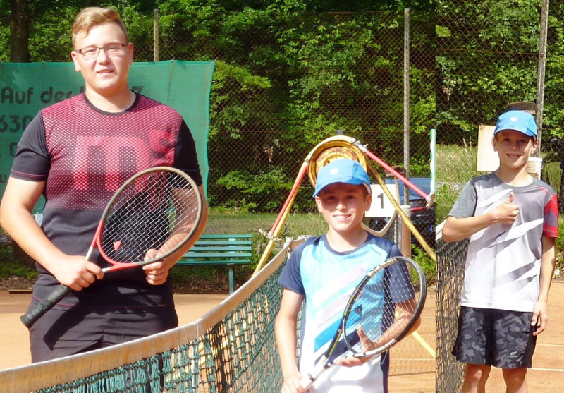 Die U16 Player Timo Brker (Zweiter Platz, TC RW Flammersfeld) , Lukas Prangenberg (Erster Platz) und Jonas Prangenberg (Dritter Platz, beide TC Horhausen. Fotos Rita Wildermann
