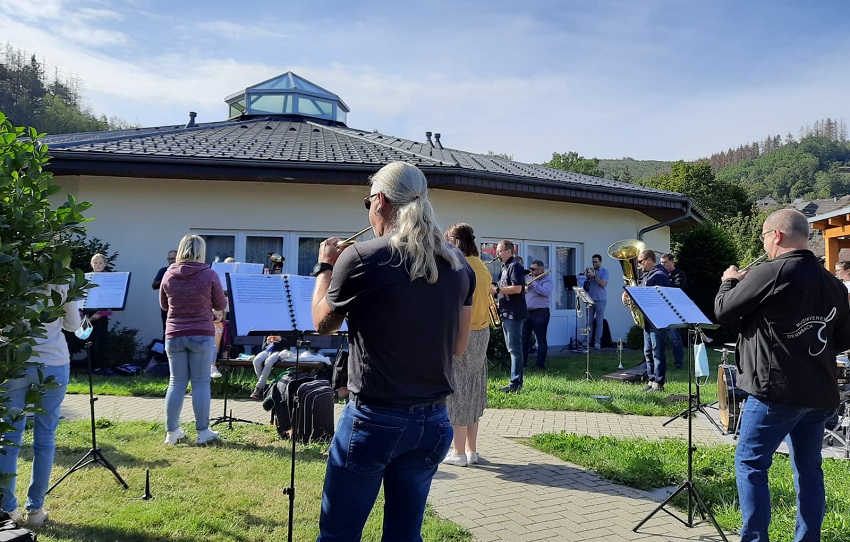 Gartenkonzert am Stegelchen brachte Stimmung ins Seniorendorf