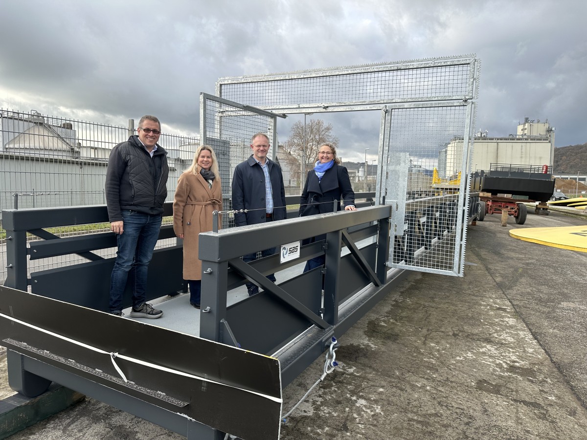 Von links: Alexander Friesen (Geschftsfhrer SBS Andernach), Lena Hver
(Tourismusexpertin im Stadtmarketing), OB Jan Einig und
Stadtmarketing-Leiterin Julia Kloos Wieland. Foto: Ulf Steffenfauseweh