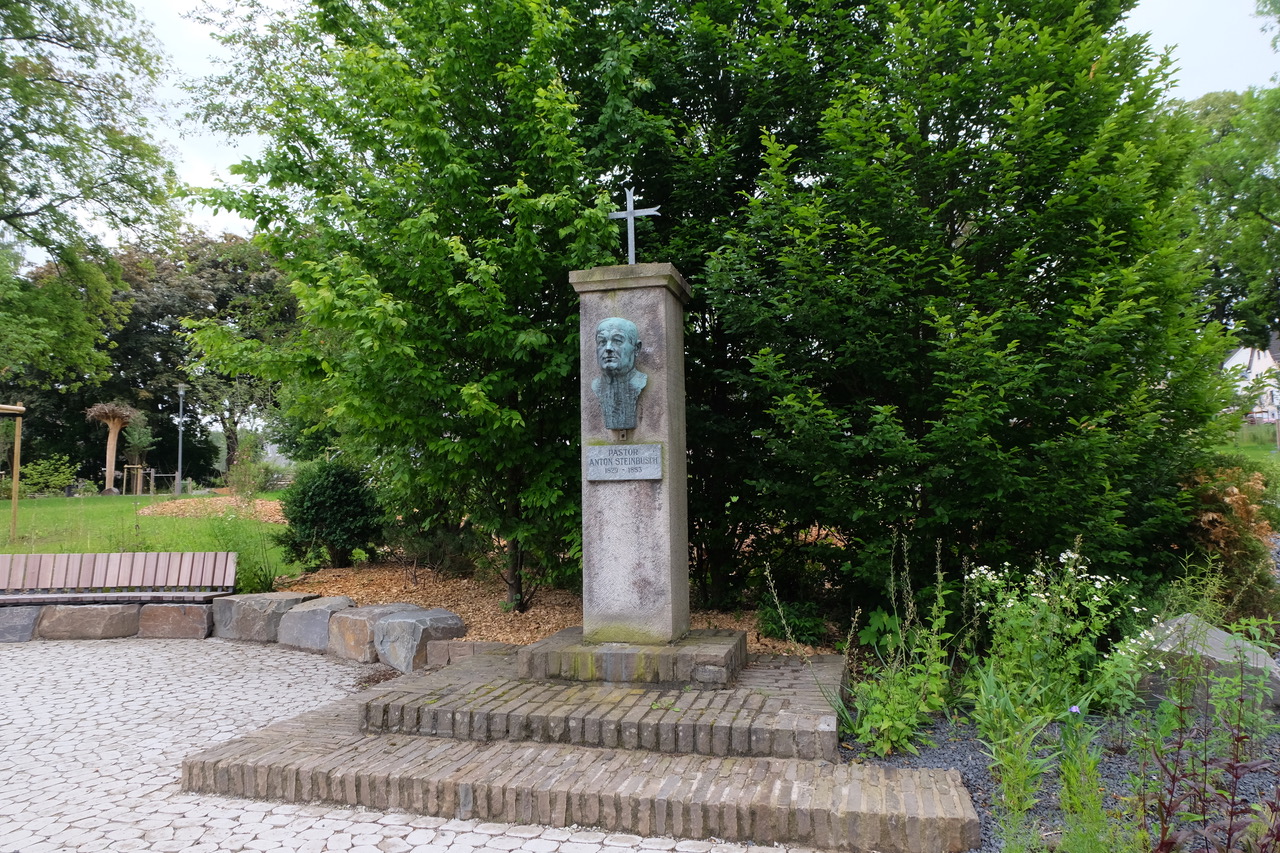 Das Denkmal des frheren Pfarrers Anton Joseph Steinbusch in den neu gestalteten Anlagen. (Foto: KathaBe) 