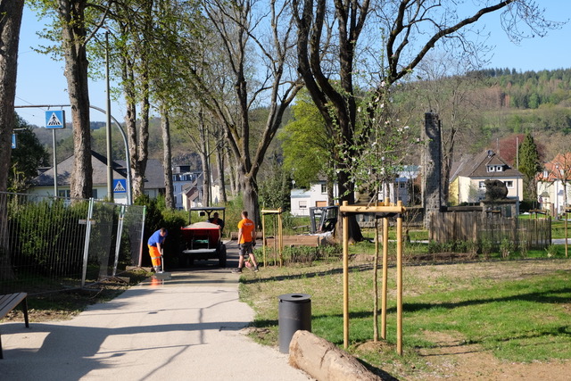 Die letzten Arbeiten laufen noch und dann wartet der Intergenerationenpark auf Leben. (Fotos: KathaBe)