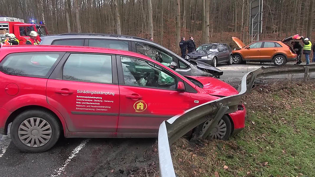 Schwerer Unfall mit vier Autos und sechs Verletzten