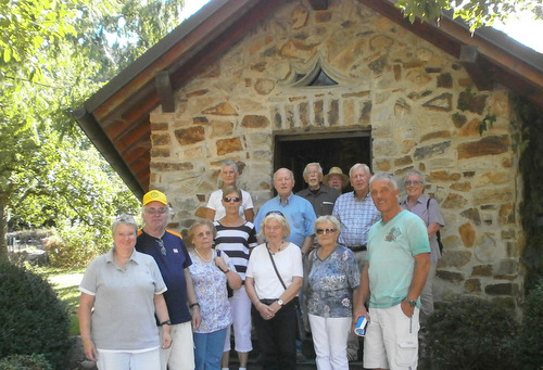 Die Betzdorfer Besuchergruppe an der kleinen Kapelle in Steineroth, die vor 20 Jahren in Eigeninitiative erbaut wurde. Dorfchef Theo Brenner (rechts) fhrte den BGV durch seinen Ort. (Foto: BGV)