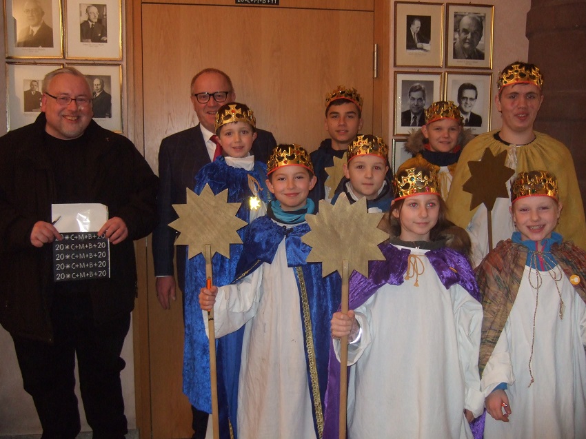 Gemeinsam mit Diakon Thomas Bruchhagen (hinten links) besuchten die Altenkirchener Sternsinger Landrat Dr. Peter Enders (hinten, 2. von links). (Foto: Kreisverwaltung Altenkirchen) 