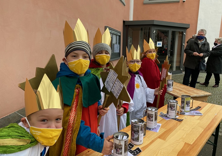 Am Sonntag wurden die Sternsinger der Kath. Pfarrei Kreuzerhhung ausgesandt. Statt an den Haustren, sammeln sie in diesem Jahr nach den Sonntagsgottesdiensten in Wissen vor der Kath. Kirche auf dem Kirchplatz an Tischen und an zwei festen Stellen in der Stadt Wissen. (Foto: privat)