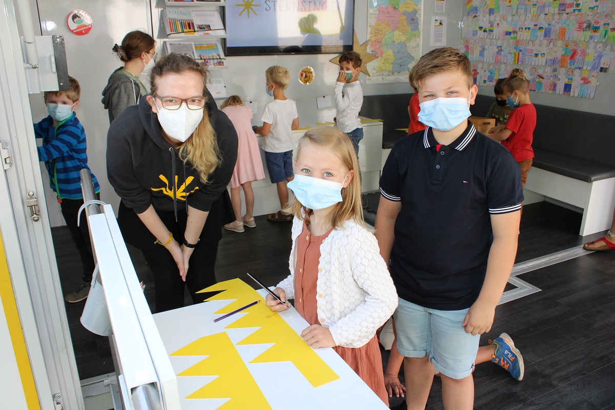 Isabell Mahler vom Kindermissionswerk bastelt mit Lena und Jan ganz persnliche Kronen. (Foto: