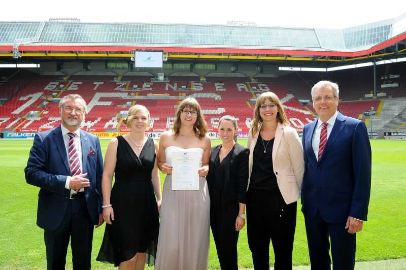 Kammerprsident Edgar Wilk (links) und Peter Hoffarth, Prsidiumsmitglied der Steuerberaterkammer, (rechts) gratulieren im Fritz-Walter-Stadion den neuen Steuerfachangestellten der Berufsschule Westerburg, Sophia Holschbach, Michelle Jung, Sabrina Lehnhuser und Selina Mauer. Foto: SBK/Schfer